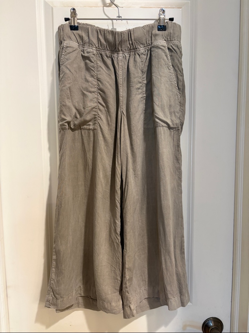 Cloth and Stone casual women’s Pant in Taupe. Size S. Ultra lightweight & soft.